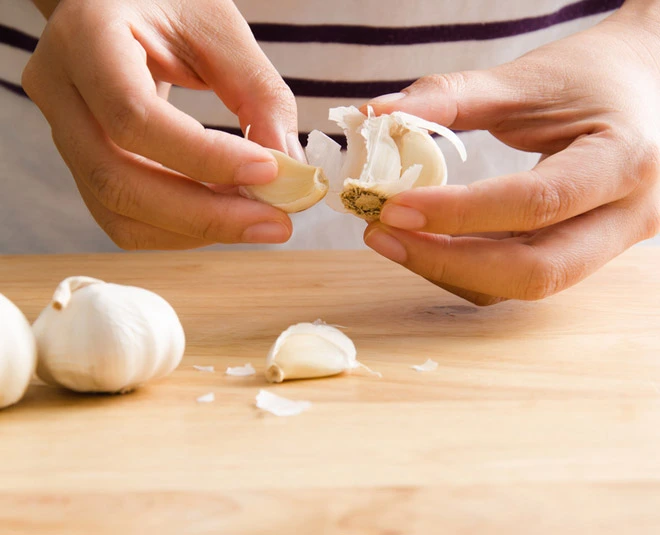 aprenda dicas de como retirar o cheiro de alho das mãos depois de cozinhar