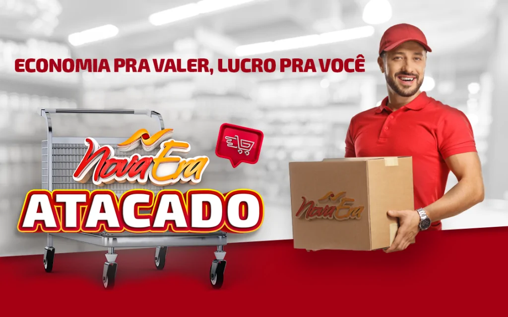 Um entregador sorridente, com boné e camisa polo vermelhos, segura uma caixa de papelão em frente a um carrinho de supermercado, ambos com a logo do Nova Era. O texto na imagem diz: "Economia pra valer, lucro pra você" e "Nova Era Atacado". O fundo desfocado sugere o interior de um supermercado.